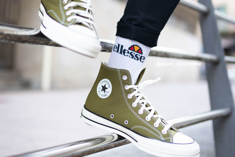 Hombre y Chuck Taylor All Star