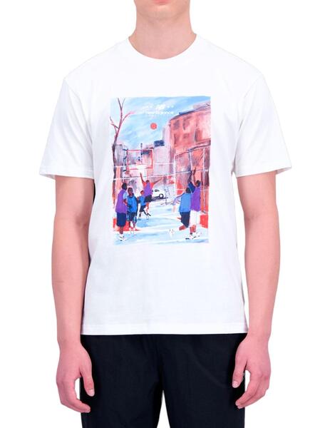 Camiseta New Balance blanca con dibujos de baloncesto