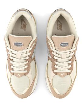 Zapatillas New Balance 2002 beige para chica y chico