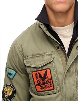 Chaqueta Superdry militar con parches