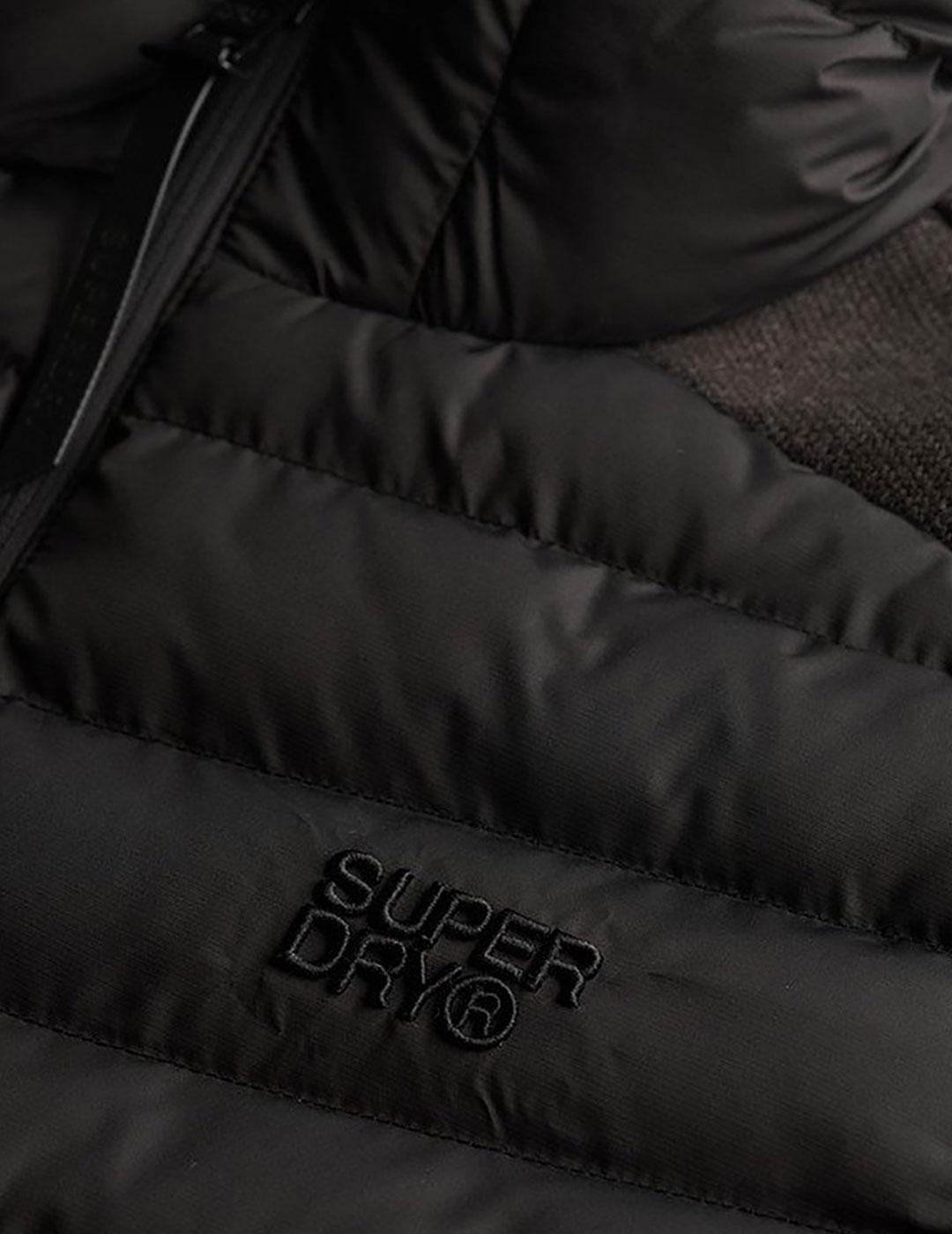 Cazadora Superdry negra mangas sudadera