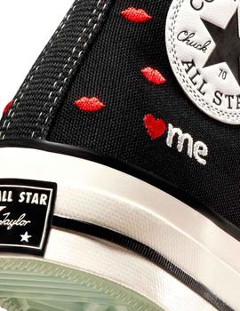 Converse negras de moda estampadas con labios rojos