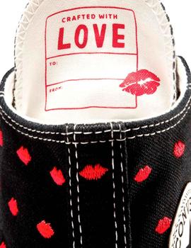 Converse negras de moda estampadas con labios rojos