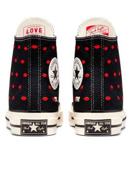 Converse negras de moda estampadas con labios rojos