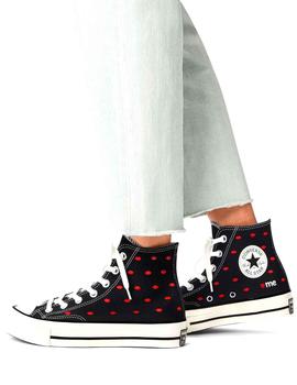 Converse negras de moda estampadas con labios rojos